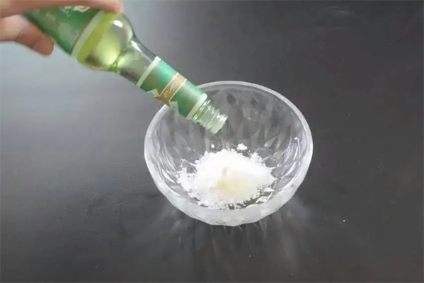 花露水可以洗掉衣服上的油漆吗