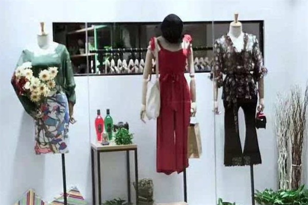 然彩女装是品牌吗