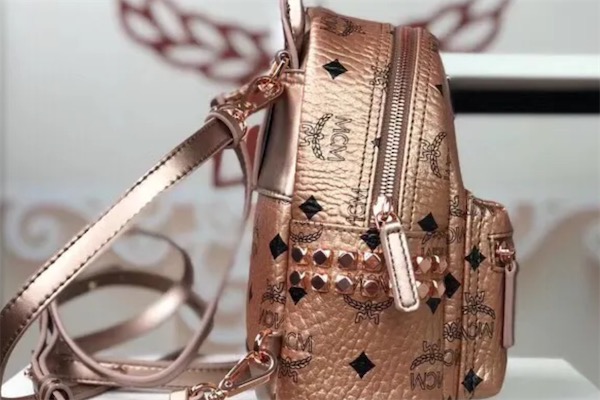 mcm五金掉色正常吗