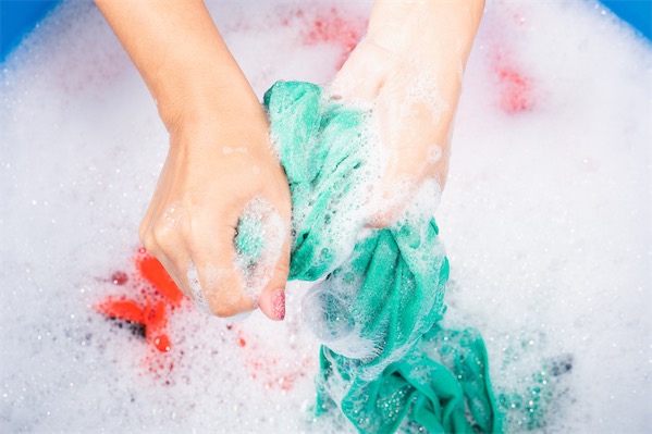 花露水洗衣服会掉色吗